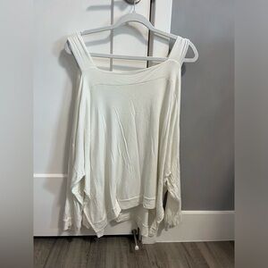 Lyss Loo Off the shoulder crème  top